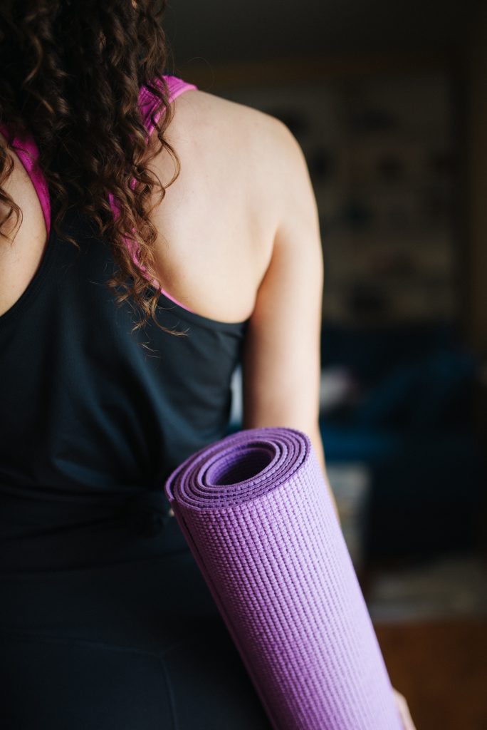 Người tập chuẩn bị trước buổi tập Yoga trên thảm