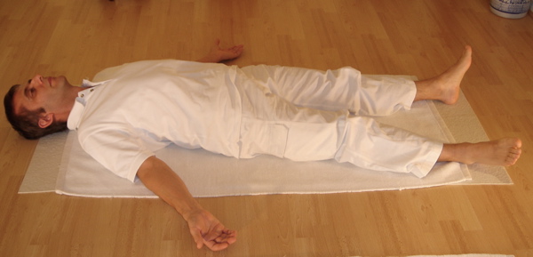 Tư thế nằm thư giãn (Shavasana), tư thế nền tảng cho Yoga Nidra