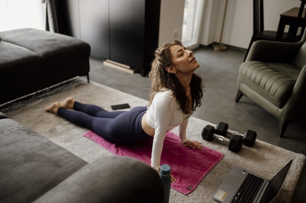 Tập yoga tại nhà, lắng nghe cơ thể trước khi bắt đầu buổi tập