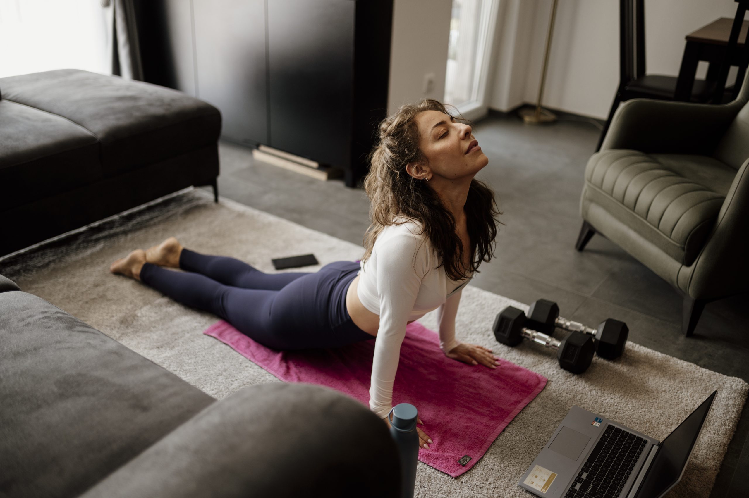 Tập yoga tại nhà, lắng nghe cơ thể trước khi bắt đầu buổi tập